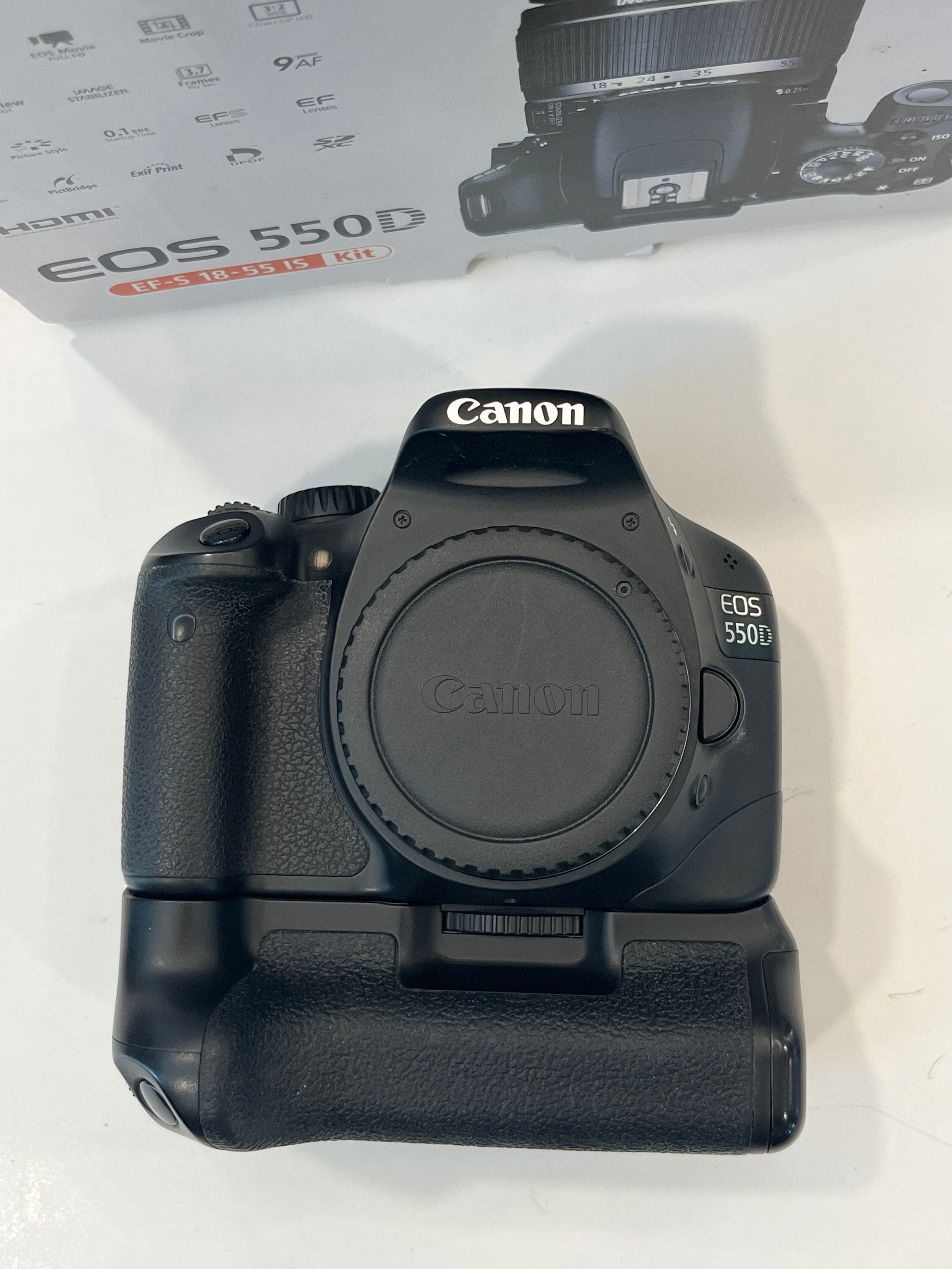 Canon 550D + 18-55 mm + grip con 2 batterie!