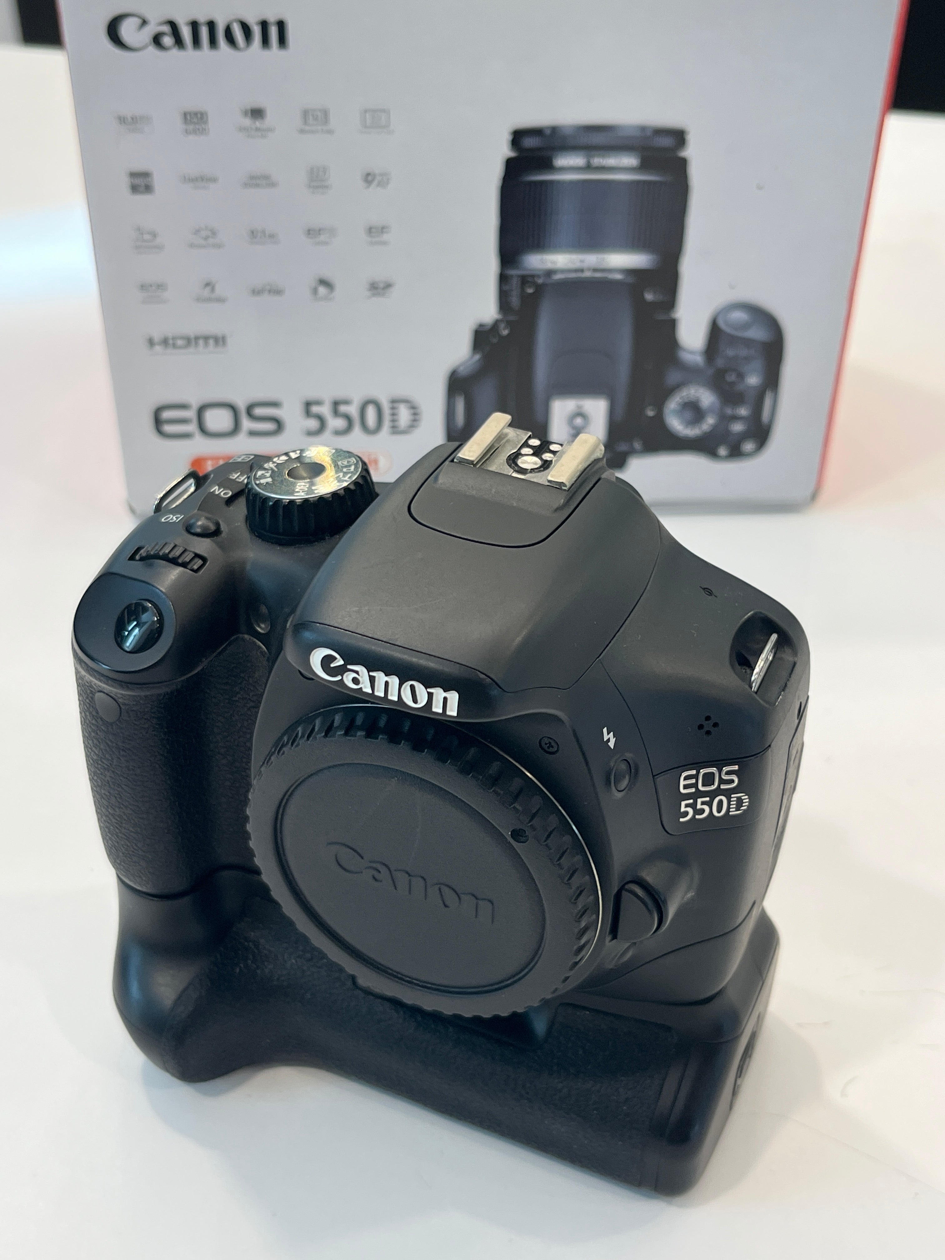 Canon 550D + 18-55 mm + grip con 2 batterie!