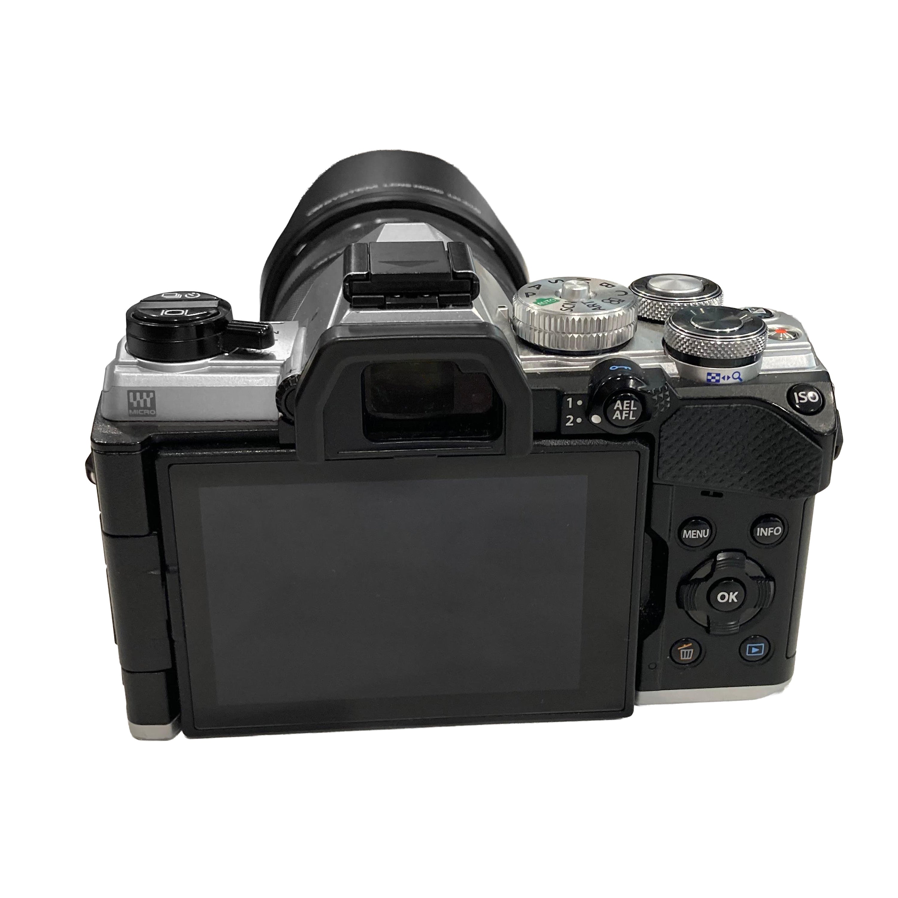 Olympus OM-5 + 14-150 mm f/4-5.6 II in Perfette Condizioni
